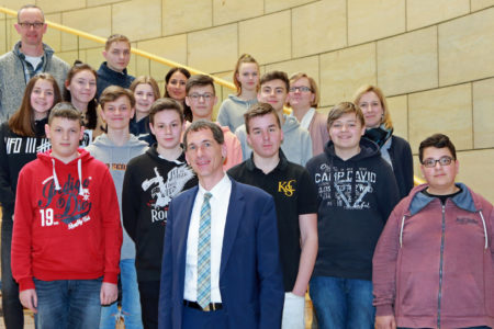 Gesamtschule Freudenberg besucht Jens Kamieth im Landtag