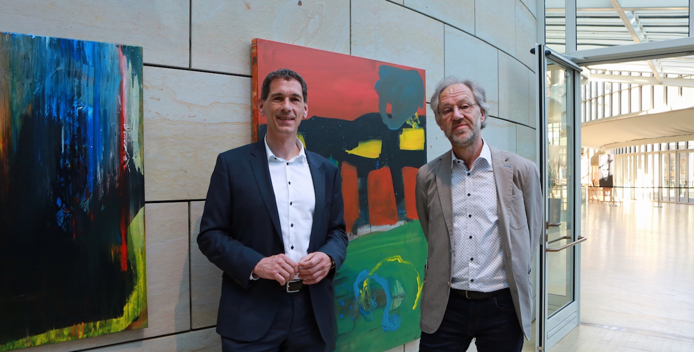 Foto: Jens Kamieth MdL und Bruno Obermann vor dessen Werk „Danach“, 160 cm x 120 cm, Mischtechnik auf Leinwand, 2017, im Foyer der CDU-Landtagsfraktion NRW im Düsseldorfer Landtag.