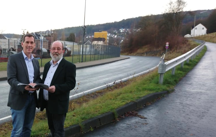 CDU-Landtagsabgeordneter Jens Kamieth und Bezirksausschussvorsitzender Johannes Tigges (CDU) verschaffen sich vor Ort gemeinsam einen Eindruck von der Verkehrssituation.