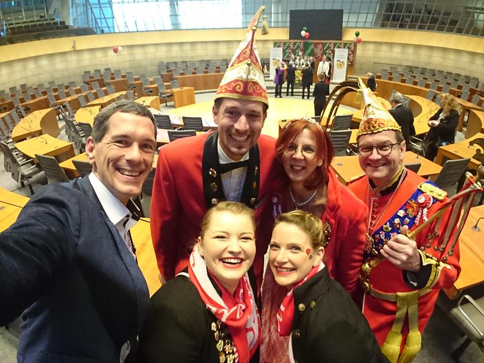Jens Kamieth MdL mit Sahra Rötzel, Steffen Löcherbach, Theresa Löcherbach und dem Prinzenpaar Prinzessin Antje I. und Prinz Wolle I. im Plenarsaal des Landtags
(v. l. n. r.).