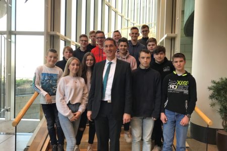 FCS Realschule Niederndorf besuchte Jens Kamieth im Landtag