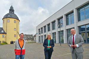 Isabel Pfeiffer-Poensgen, Ministerin für Kultur und Wissenschaft des Landes Nordrhein-Westfalen, mit Ulf Richter (l., Kanzler der Universität Siegen) und Holger Burckhart (Rektor der Universität Siegen) vor dem neuen Hörsaalzentrum am Campus Unteres Schloss.